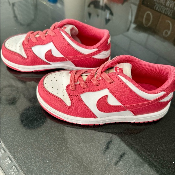 Kids pink Nike Dunks - Picture 2 of 3